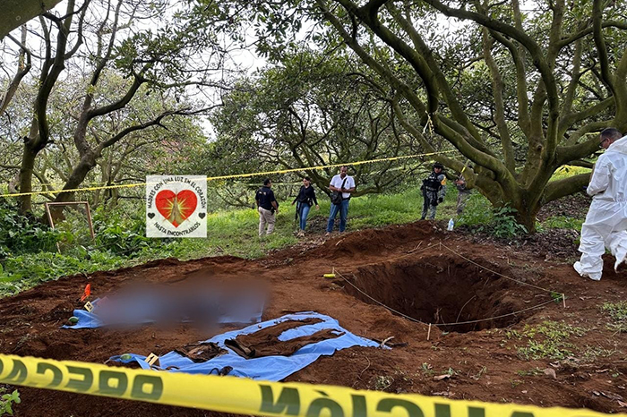 Madres buscadoras localizan cadáver en fosa clandestina al sur de Uruapan