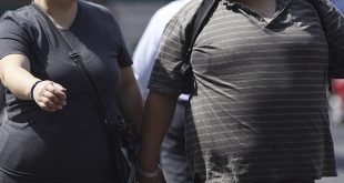 Personas con obesidad y sobrepeso caminando en la calle.