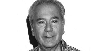 Retrato fotográfico del actor Otto Sirgo durante su trayectoria en la televisión y el teatro mexicano.