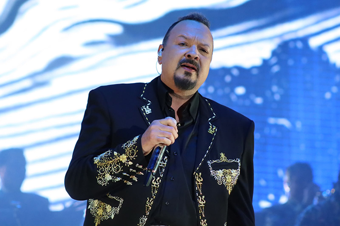 Pepe Aguilar durante su concierto en la avenida Madero de Morelia por la Independencia de México.