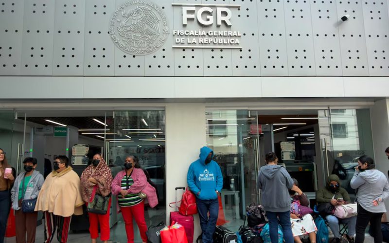 Colectivos de familiares buscadores protestando frente a las instalaciones de la fiscalía federal en Ciudad de México.