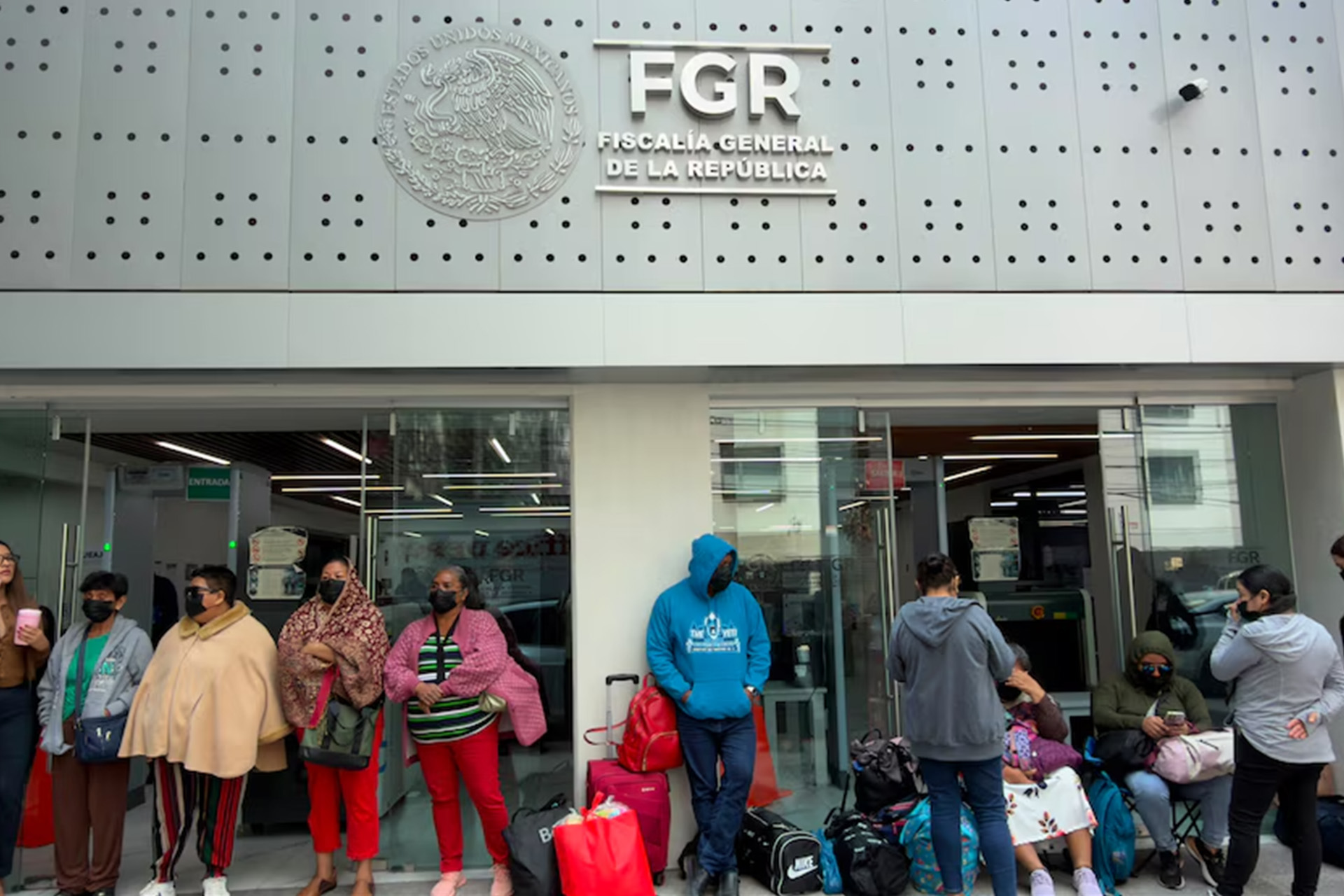 Colectivos de familiares buscadores protestando frente a las instalaciones de la fiscalía federal en Ciudad de México.