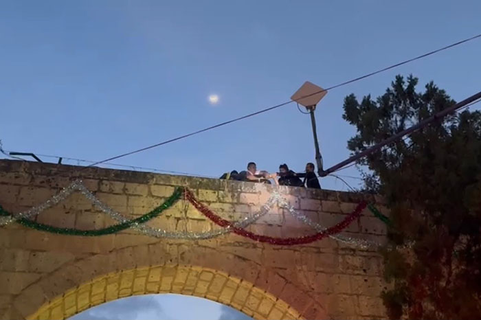 Policía Morelia rescata a hombre en el Acueducto