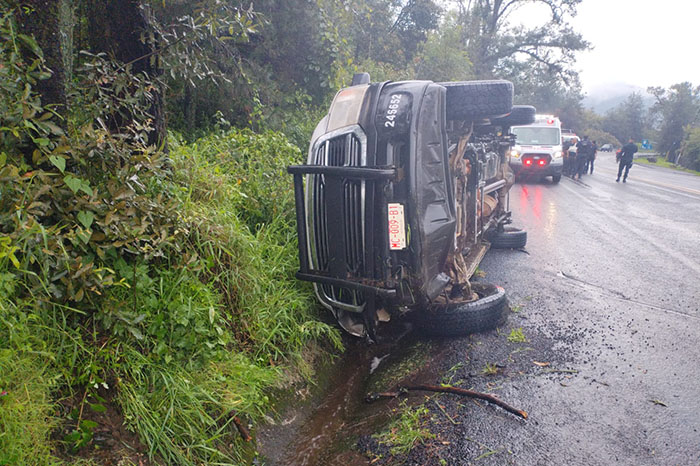 Policías heridos tras volcadura de patrulla en la carretera Uruapan-Paracho