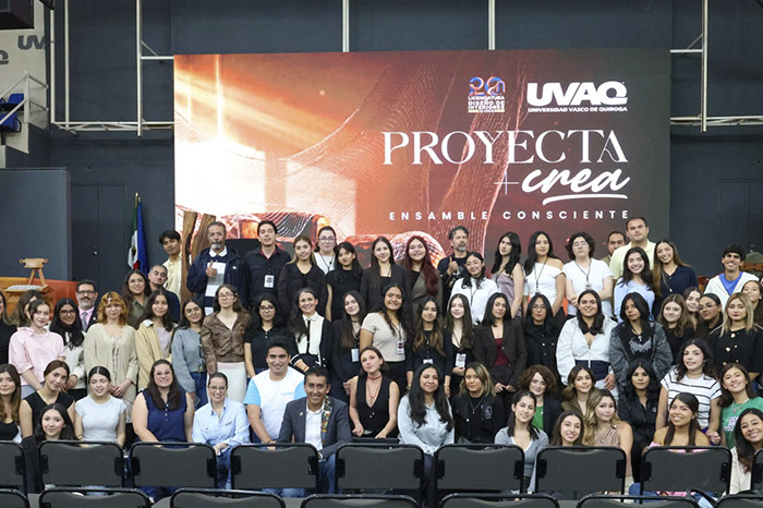 Estudiantes y ponentes durante las actividades del foro Proyecta + Crea en el campus Santa María de la UVAQ.