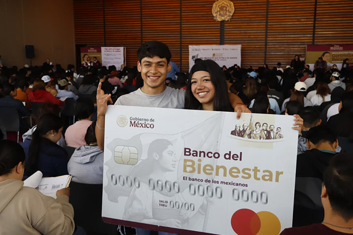 Estudiantes revisando información sobre convocatorias de becas en dispositivos digitales.