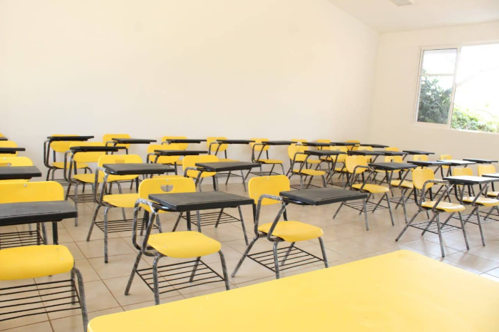 Salón de clases vacío.