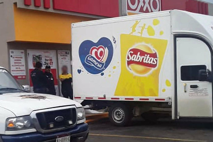Sujetos saquean camión repartidor de Sabritas en Coeneo