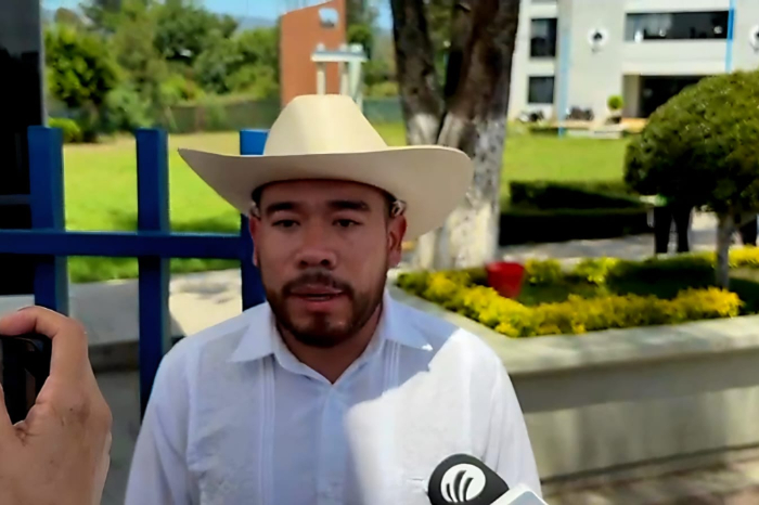 Entrevista al secretario de Obras Públicas de Uruapan, Esteban Constantino Magaña, afuera de la FGE.