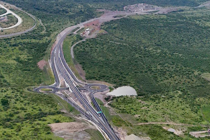 Vista de la nueva autopista gratuita con iluminación solar y vehículos transitando en los carriles de Morelia.
