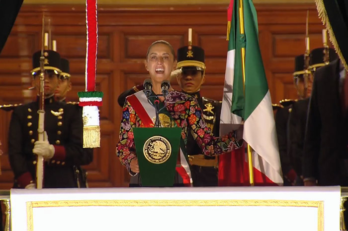 Palacio Nacional iluminado durante la ceremonia del Grito de Independencia encabezada por la presidenta Claudia Sheinbaum.