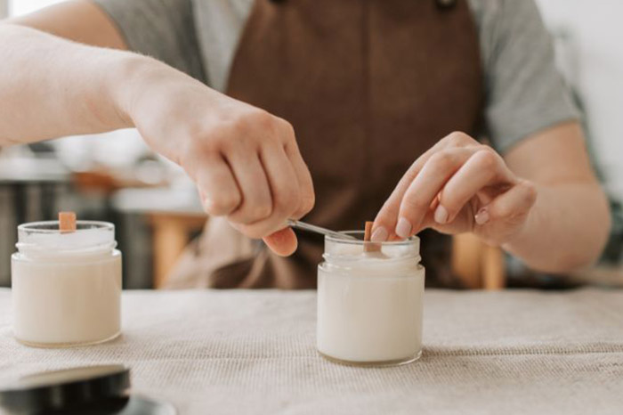 Mujer en un taller de elaboración de velas.