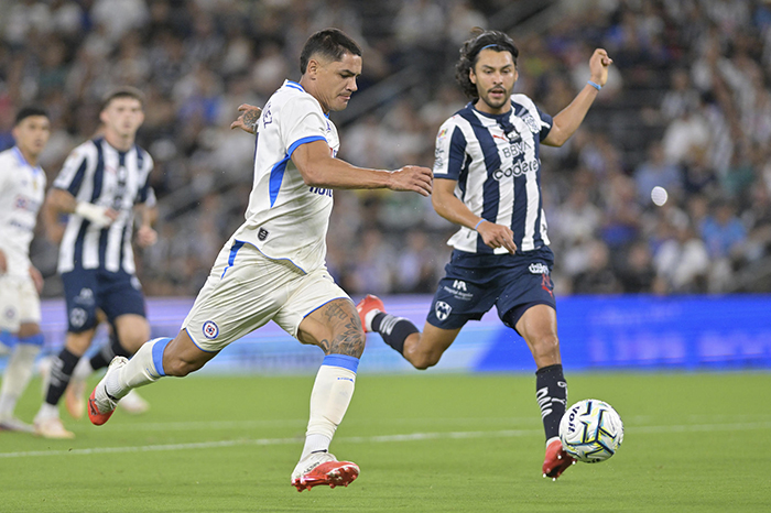 Acciones de partido de fútbol profesional disputado en el torneo Apertura 2026 del balompié mexicano.