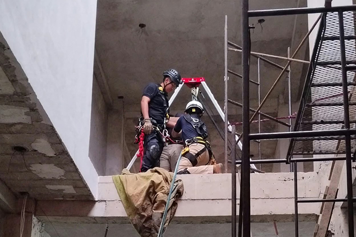 Trabajador resulta herido tras caer de un andamio en Uruapan