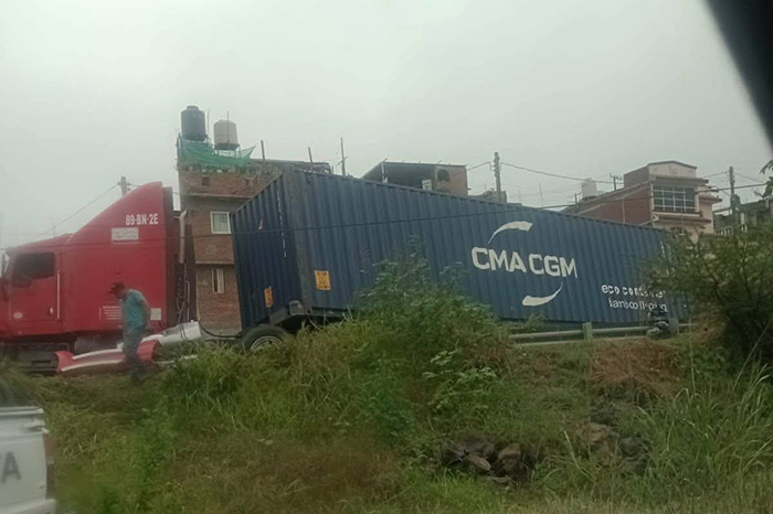 Tráiler queda atravesado en la carretera Morelia-Maravatío a la altura de Atapaneo.