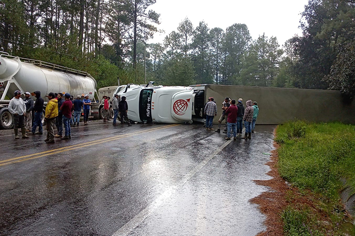 Tráiler volcado en la carretera Uruapan-Los Reyes
