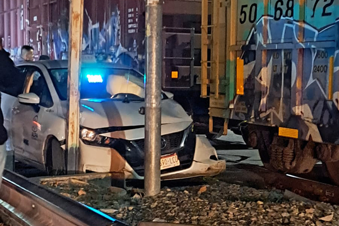 Tren impacta Nissan Versa en la colonia Ampliación El Porvenir de Morelia