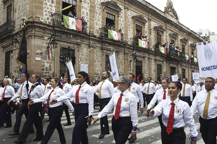 Contingente universitario y banda de música de la UMSNH desfilando por el Centro Histórico de Morelia.