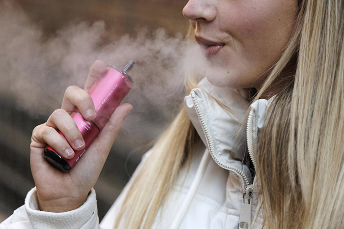Dispositivos electrónicos de vapeo y productos de nicotina analizados en investigaciones de salud pulmonar.