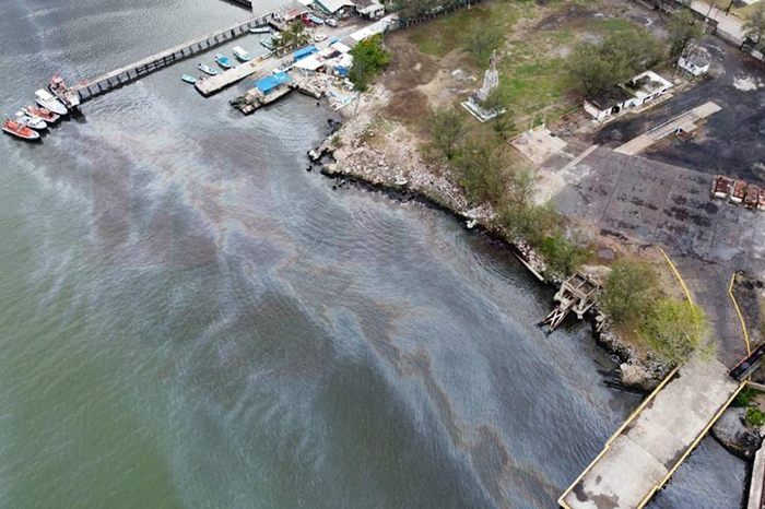 Vertido oscuro de Pemex en el río Pánuco, Veracruz