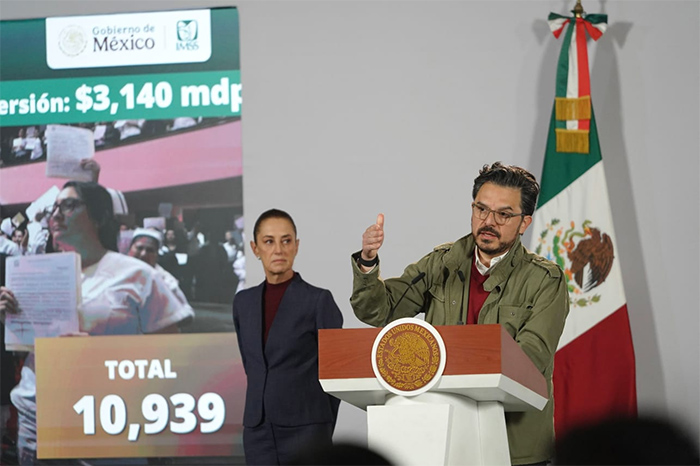 Zoé Robledo, director general del IMSS, presentando las 12 acciones en la mañanera.
