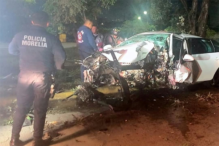 Automóvil accidentado con el frente destruido tras impactar un árbol en una avenida de Morelia.