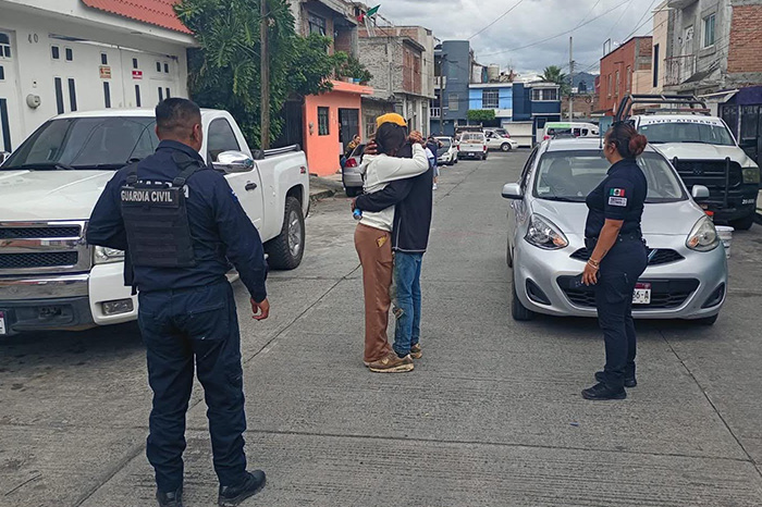 Unidades patrullando y elementos de la Guardia Civil desplegados en operativos de vigilancia en Michoacán.