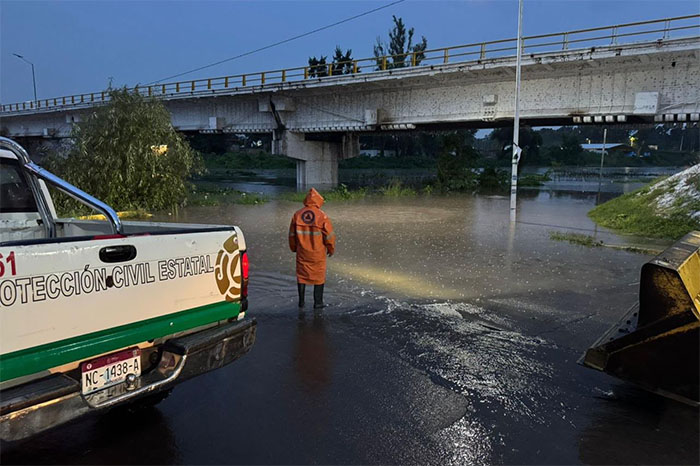 Elementos de Protección Civil supervisando zonas de riesgo y cuerpos de agua en Michoacán.