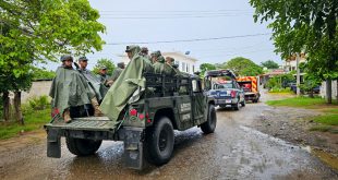 Elementos de protección civil y seguridad realizando labores preventivas y perifoneo en colonias de Lázaro Cárdenas.
