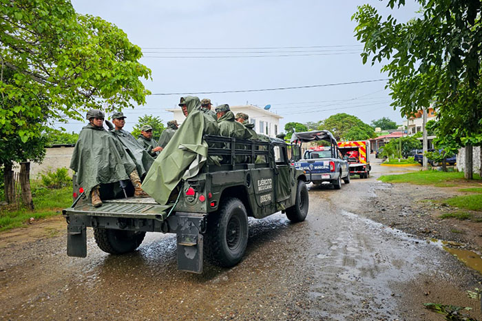Elementos de protección civil y seguridad realizando labores preventivas y perifoneo en colonias de Lázaro Cárdenas.