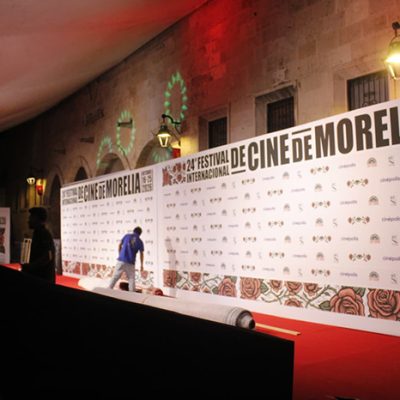 Fachada de Cinepolis iluminada durante la inauguración del FICM en Morelia.