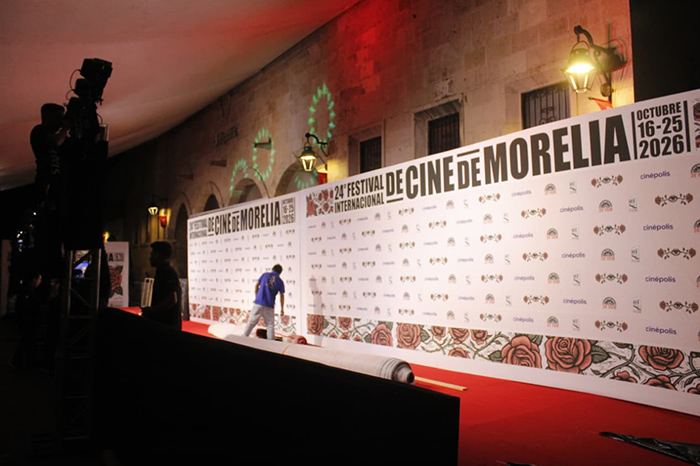 Fachada de Cinepolis iluminada durante la inauguración del FICM en Morelia.