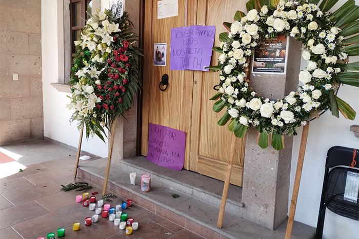 Veladoras, flores y pancartas colocadas en el acceso al Palacio Municipal de Charo en protesta por el feminicidio de una joven.