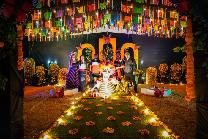 Cartel promocional del Festival del Día de Muertos con catrinas y altares en Lázaro Cárdenas.