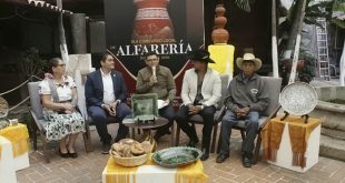 Artesanías de barro y alfarería bruñida expuestas sobre el suelo de la plaza principal de Patamban.