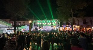 Presentación musical en la Plaza Vasco de Quiroga respaldada por el programa PROFEST en Pátzcuaro.