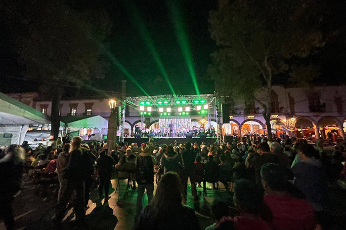 Presentación musical en la Plaza Vasco de Quiroga respaldada por el programa PROFEST en Pátzcuaro.