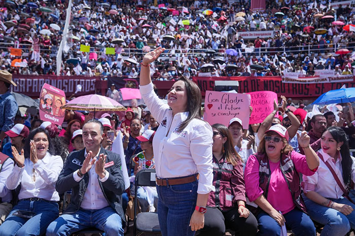 Reunión informativa y encuentro ciudadano encabezado por Gladyz Butanda en colonias de Morelia.