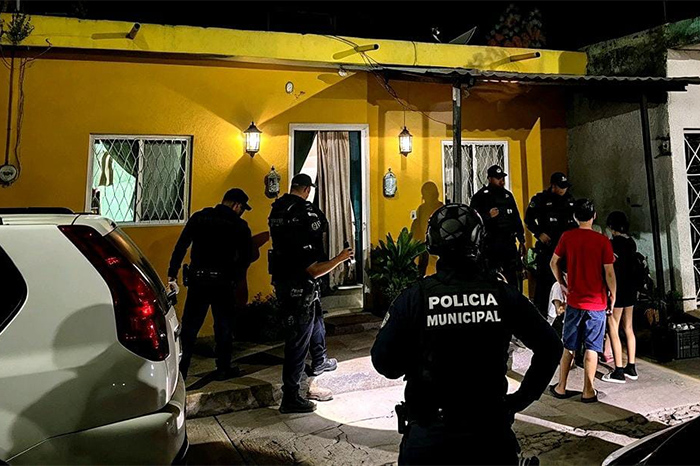 Resguardo policial y acordonamiento de la Fiscalía General del Estado ante un hecho violento en Apatzingán.