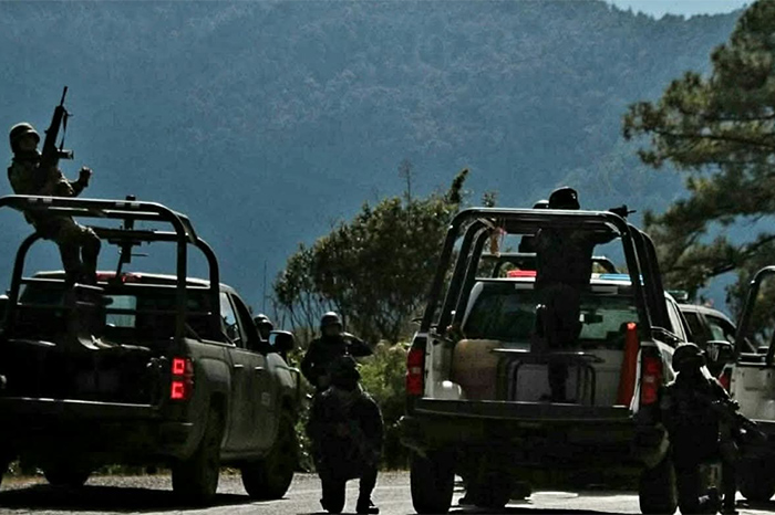 Convoy de vehículos militares de la Defensa recorriendo una carretera en Michoacán.