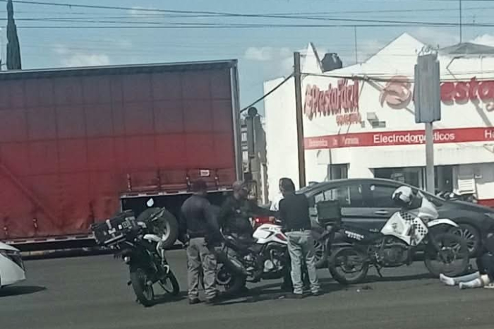 Agentes de Seguridad Vial abanderando el percance entre un automóvil y una motocicleta sobre el Libramiento Sur.
