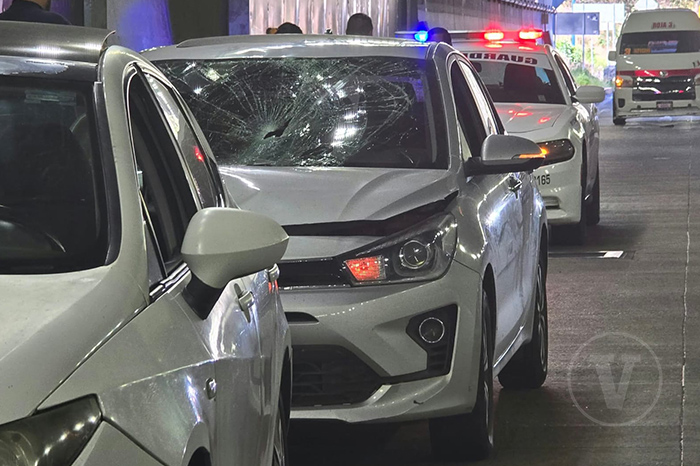 Unidades de la Guardia Civil y paramédicos atendiendo un accidente vial dentro del túnel del Ramal Camelinas.