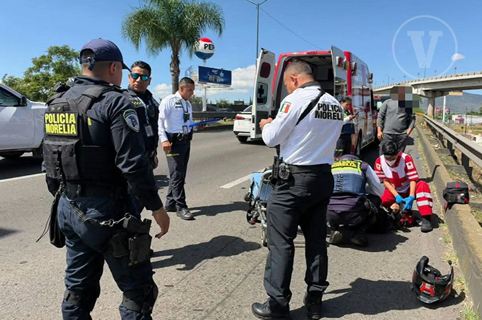 Unidades de la Policía Municipal y paramédicos atendiendo un accidente vial sobre el Libramiento Norte en Morelia.