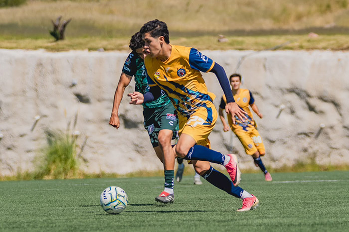 Jugadores del Atlético Morelia UMSNH en acción durante el partido de la Copa Promesas ante León Sub 17.
