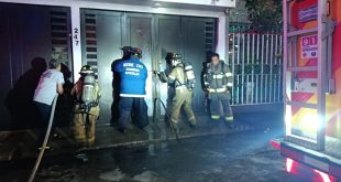 Cuerpos de bomberos y emergencia trabajando frente al inmueble en la calle Pico de Tancítaro tras el incendio.