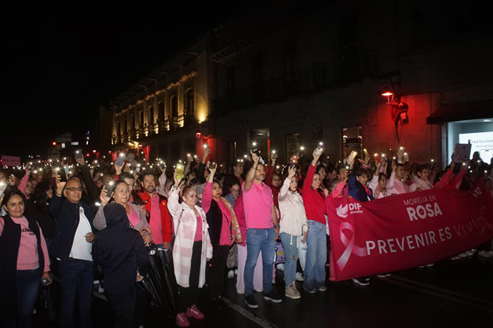 Familias caminando por la avenida Madero e iluminación rosa en la Catedral de Morelia.