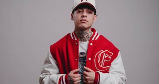 El cantante de corridos tumbados Natanael Cano en un concierto sobre el escenario.