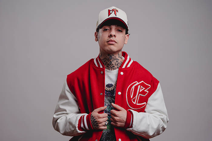 El cantante de corridos tumbados Natanael Cano en un concierto sobre el escenario.