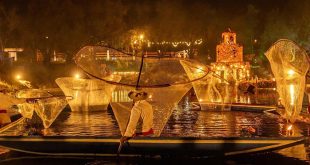 Canoas tradicionales decoradas con cempasúchil y velas recorriendo los canales de Urandén.