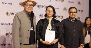 Carlos Carrera e Ignacio Ortiz conversando sobre la película La mujer de Benjamín en el Festival de Cine de Morelia.